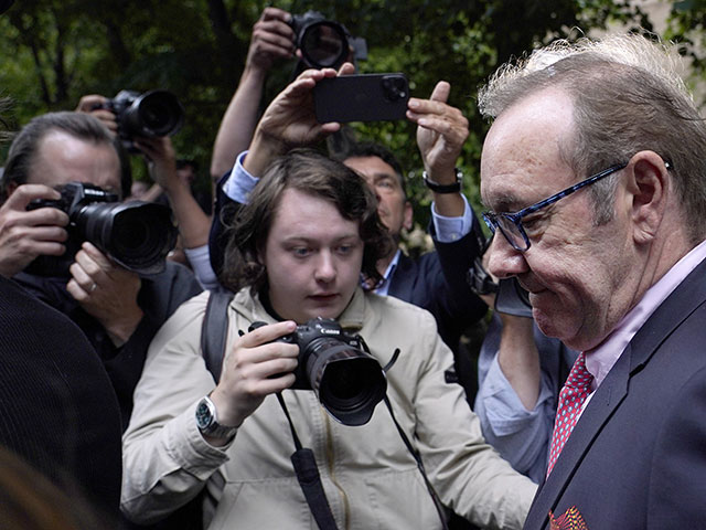 Кевин Спейси снова предстанет перед судом по обвинению в сексуальных домогательствах