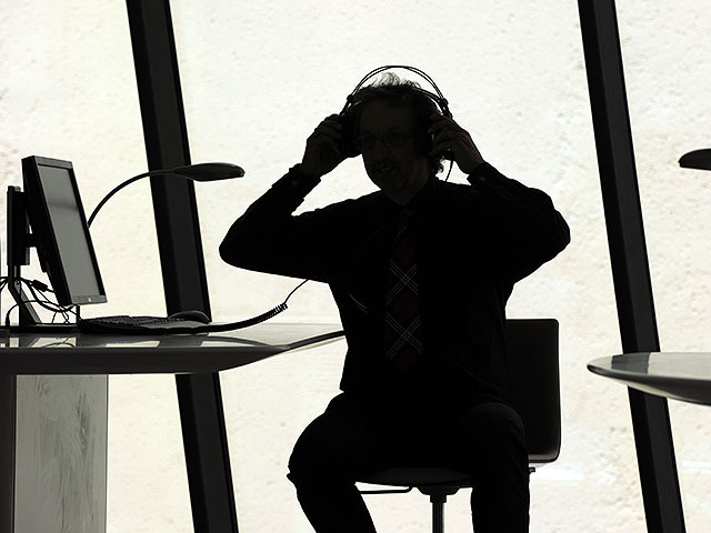 Короткие диалоги с ИИ снижают веру в антисемитские теории заговора