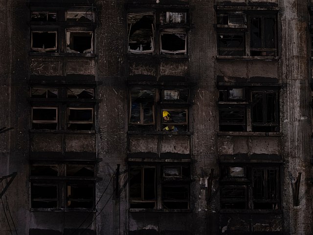 Число погибших при пожаре в Гонконге выросло до 83 человек, огон все еще не потушен