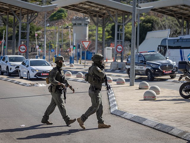 Стрельба у КПП "А-Минарот" не была терактом: попадание в автобус было случайным