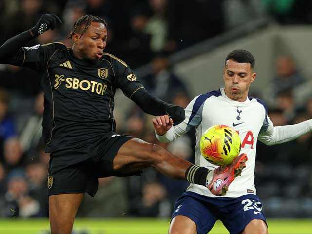 Футбол. Юбилейное поражение "Тоттенхэма". Результаты матчей чемпионата Англии