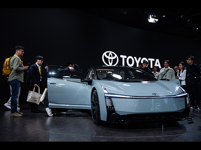 Представители СМИ и гости рассматривают концепт Toyota Corolla. Japan Mobility Show, Токио