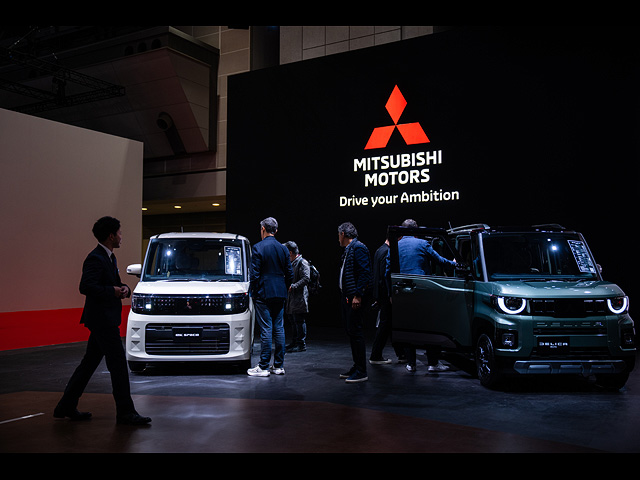 Представители СМИ и гости перед EK Space (слева) и Delica mini (справа) от Mitsubishi Motors, Japan Mobility Show, Токио