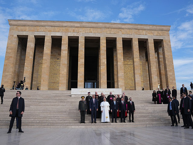 У мавзолея Ататюрка