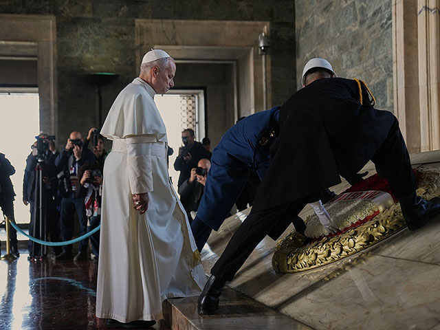 Папа Римский Лев XIV возлагает венок к мавзолею Ататюрка в Анкаре