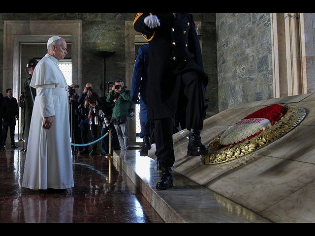 Папа Римский Лев XIV возлагает венок к мавзолею Ататюрка в Анкаре