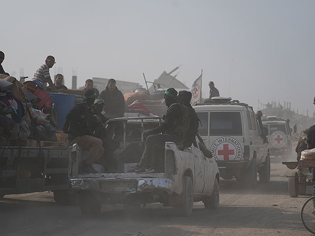 ХАМАС и "Красный Крест" с разрешения ЦАХАЛа пересекли "желтую линию" для поиска останков