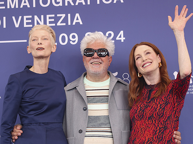 Слева направо: Тильда Суинтон, Педро Альмодовар и Джулианна Мур. 2024 год