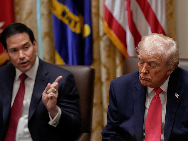 Трампа запечатлели "уснувшим" на заседании американского кабинета