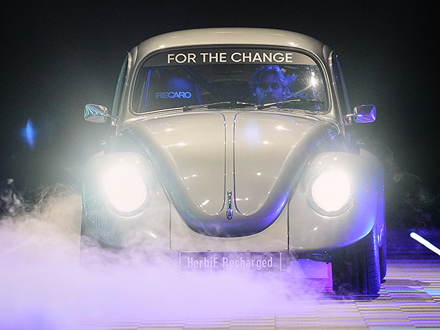 Изготовленный на заказ Volkswagen Beetle «HerbiE-Recharged» с двигателем Tesla мощностью 612 лошадиных сил. Эссен, Германия