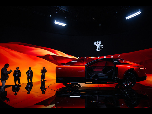 Представители СМИ и гости рассматривают концептуальную модель Century во время пресс-дня Japan Mobility Show