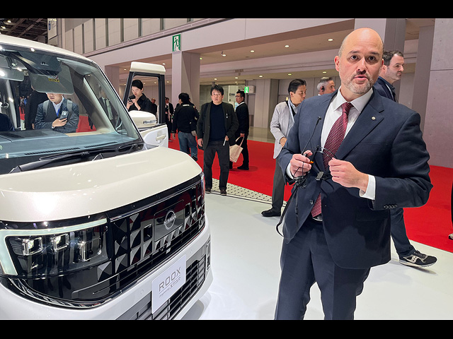 Генеральный директор Nissan Иван Эспиноза общается с журналистами в кулуарах Tokyo Mobility Show