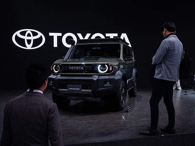 Представители СМИ и гости осматривают Land Cruiser FJ от Toyota. Japan Mobility Show, Токио