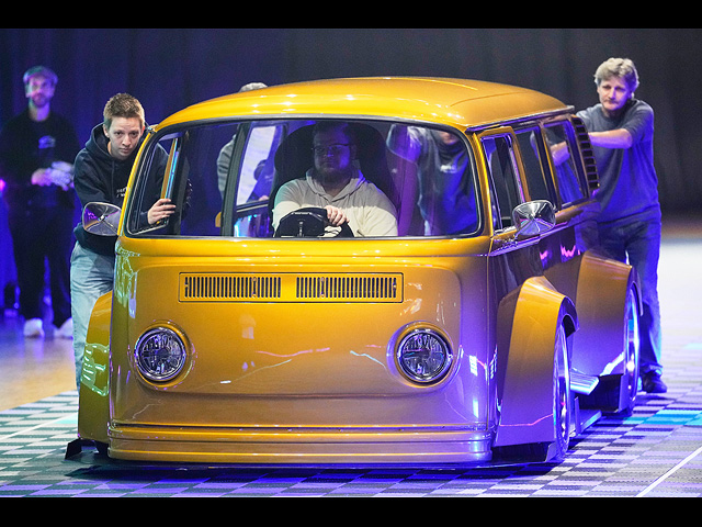 Изготовленный на заказ Volkswagen T2 V12 Widebody. Эссен, Германия