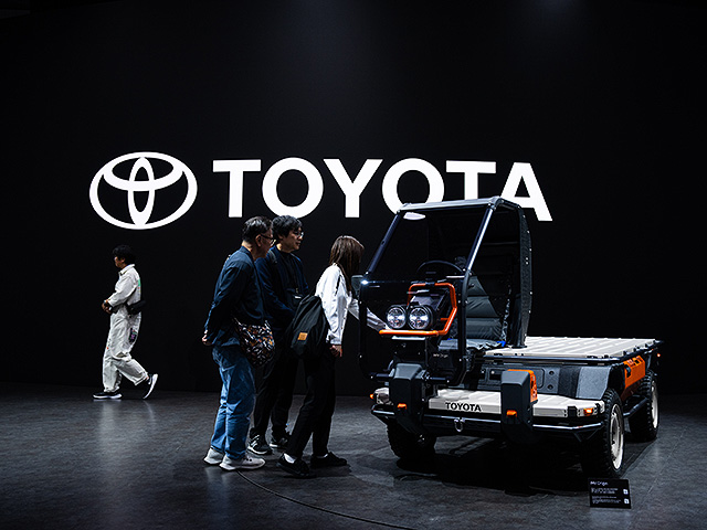 Представители СМИ и гости осматривают Toyota IMV Origin. Japan Mobility Show, Токио