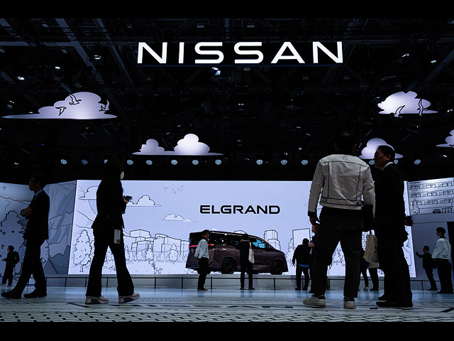 Представители СМИ у стенда Nissan. Japan Mobility Show, Токио