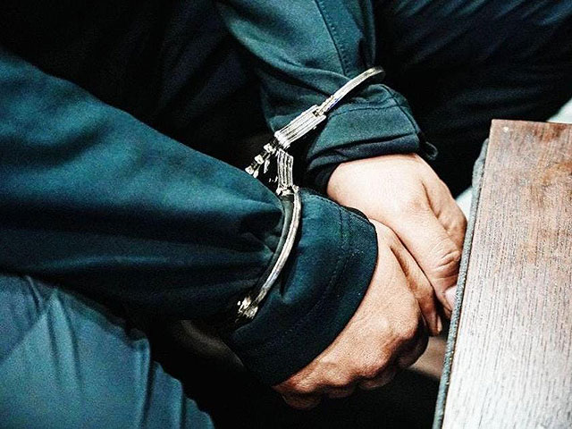 Отец обвиняется в жестоком насилии над двумя младенцами: жизнь детей спас сосед