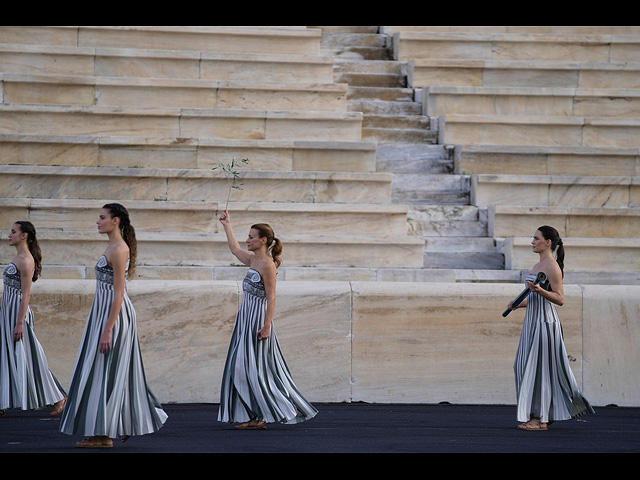 Церемония передачи Олимпийского огня в Афинах. Фоторепортаж