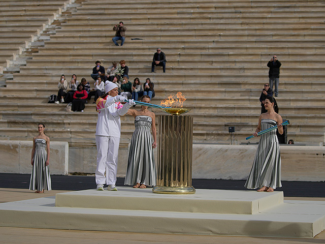 Церемония передачи Олимпийского огня в Афинах. Фоторепортаж