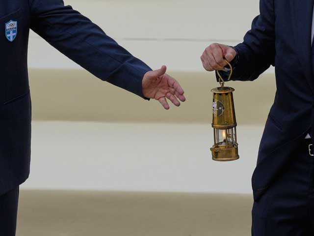 Олимпийский огонь передали организаторам олимпиады