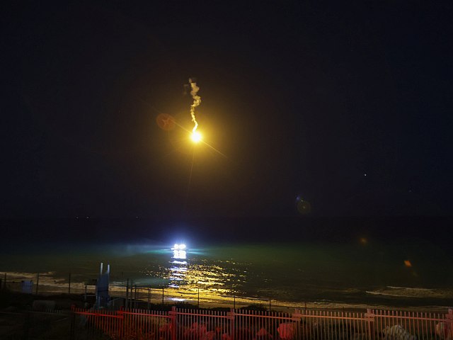 Нашедшая в море телефон бывшего военного прокурора требует награду через суд