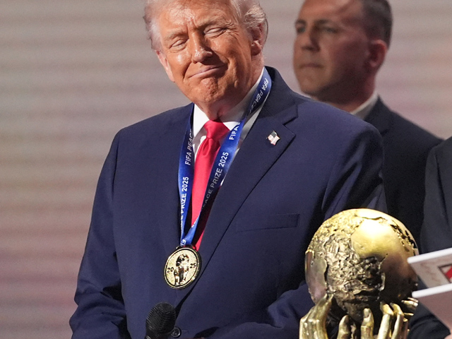 Президент США Дональд Трамп получил Премию мира ФИФА