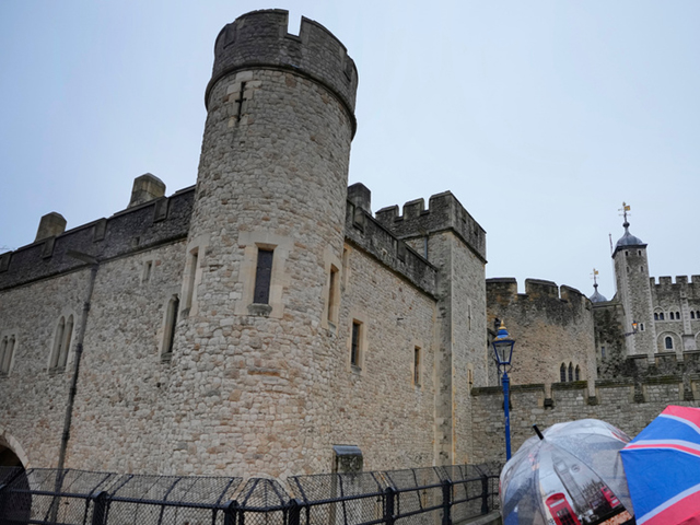 В лондонском Тауэре активисты бросили пирог в витрину с короной Британской империи