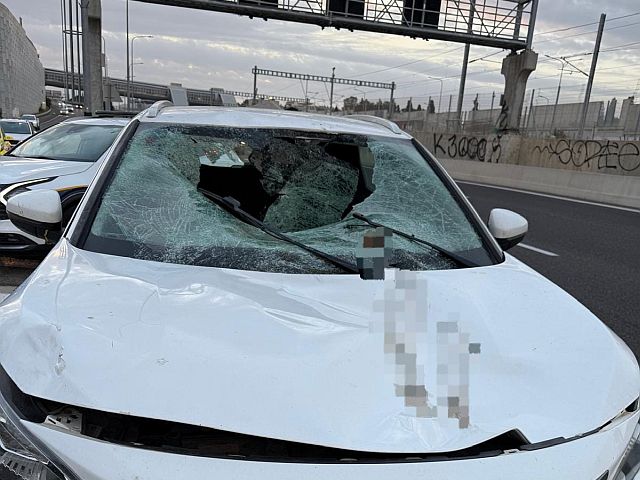 На 531-й трассе около Герцлии мужчина упал на автомобиль, он в крайне тяжелом состоянии