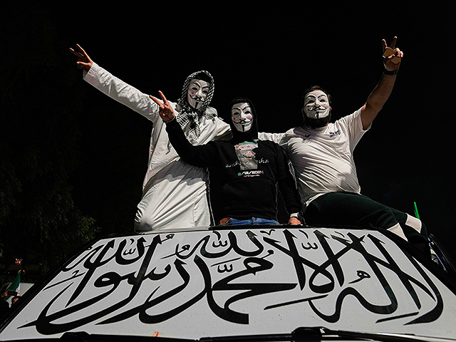 Сирия празднует первую годовщину свержения Башара Асада. Фоторепортаж