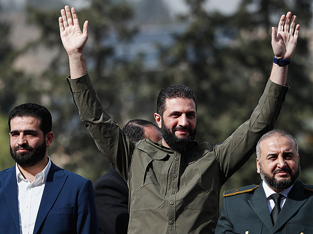 Сирия празднует первую годовщину свержения Башара Асада. Фоторепортаж