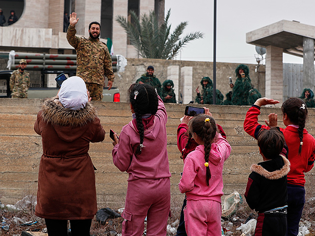 Сирия празднует первую годовщину свержения Башара Асада. Фоторепортаж