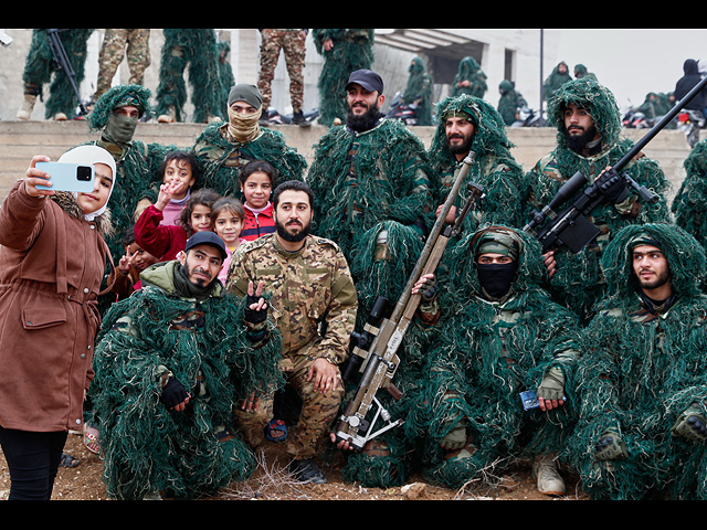 Сирия празднует первую годовщину свержения Башара Асада. Фоторепортаж