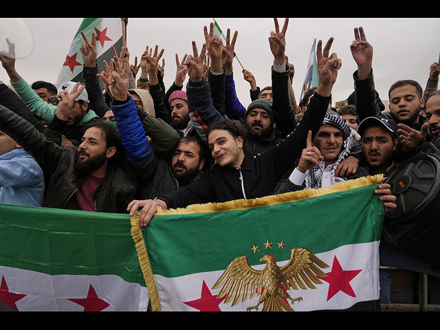 Сирия празднует первую годовщину свержения Башара Асада. Фоторепортаж