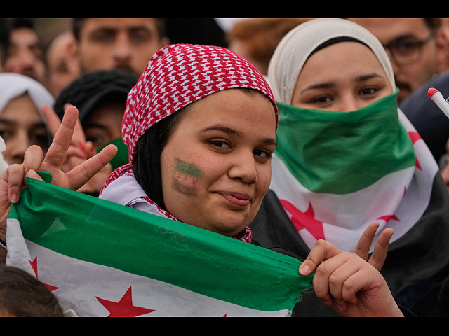 Сирия празднует первую годовщину свержения Башара Асада. Фоторепортаж