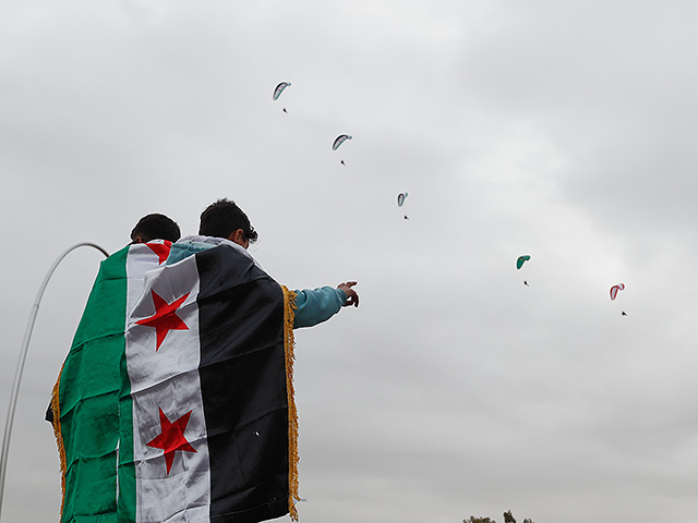 Сирия празднует первую годовщину свержения Башара Асада. Фоторепортаж