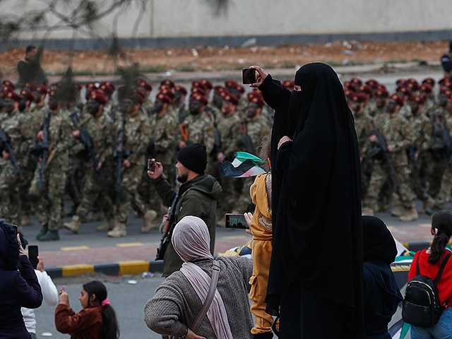 Сирия празднует первую годовщину свержения Башара Асада. Фоторепортаж