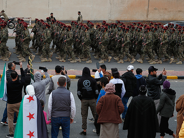 Сирия празднует первую годовщину свержения Башара Асада. Фоторепортаж