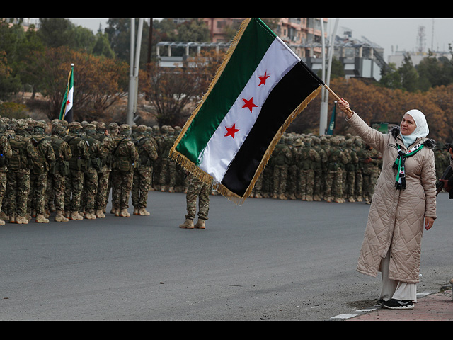 Сирия празднует первую годовщину свержения Башара Асада. Фоторепортаж