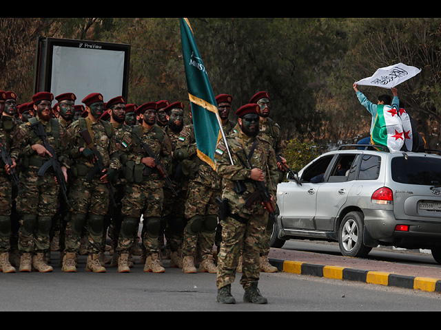 Сирия празднует первую годовщину свержения Башара Асада. Фоторепортаж