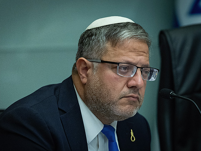 Политики от "Оцма Йегудит" явились в Кнессет с "золотой петлей" на лацканах