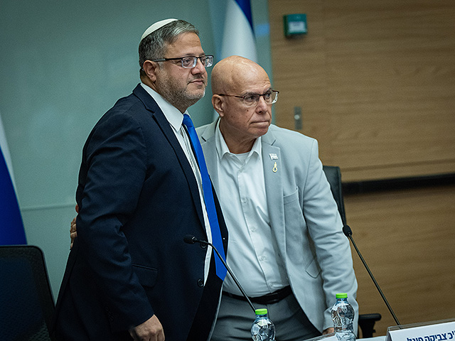 Политики от "Оцма Йегудит" явились в Кнессет с "золотой петлей" на лацканах