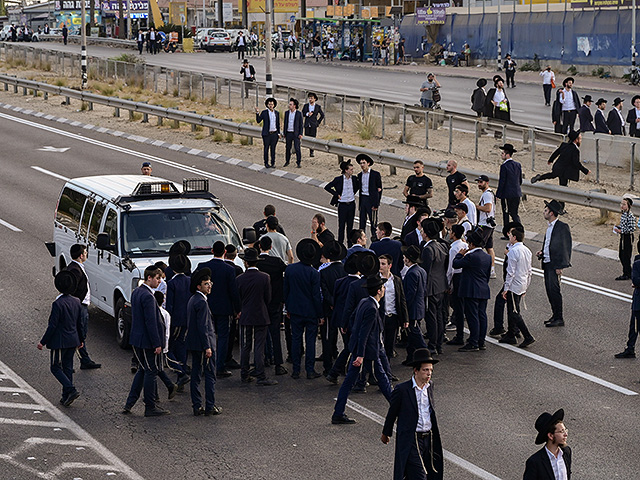 Акция протеста "харедим" против призыва в армию: демонстранты перекрывают 4-е шоссе