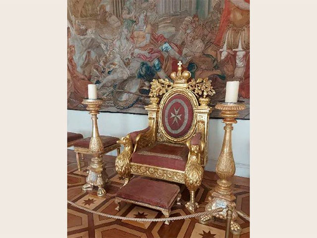 Эрмитаж потребовал сотни тысяч рублей с посетителя, севшего на трон, чтобы сделать селфи