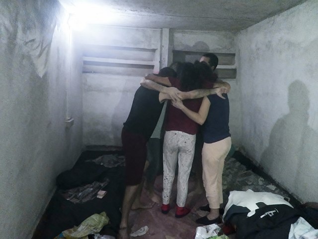 Семьи погибших заложников опубликовали фрагменты "ханукальных видео" из туннеля