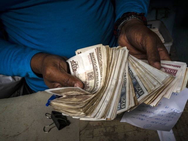 Власти Кубы легализовали использование доллара США в торговом обороте страны