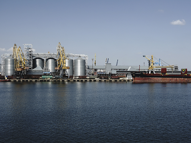 В порту Одессы в результате ракетного удара загорелось пассажирско-грузовое судно