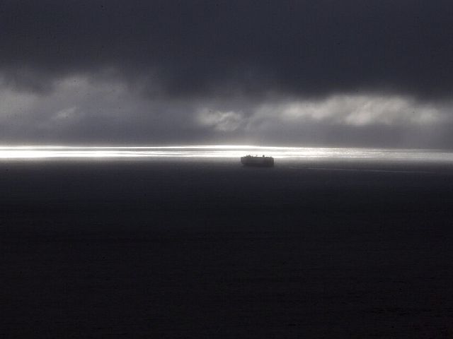 WSJ: США перехватили в Индийском океане судно с военным грузом из Китая в Иран