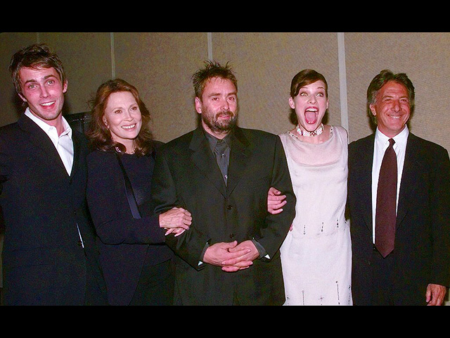 Слева направо: Десмонд Харрингтон, Фэй Данауэй, Люк Бессон, Милла Йовович и Дастин Хоффман. 1999 год