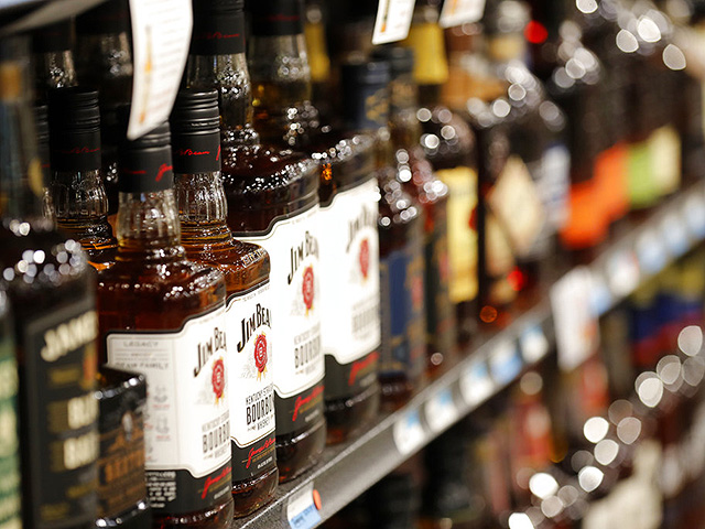 Саудовская Аравия расширяет доступ в единственный магазин алкоголя в стране