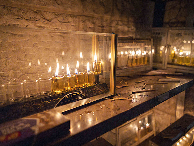 Намеренное задувание ханукальных свечей: кощунство или "ненасильственный протест"